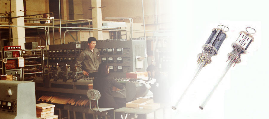 [Vacuum tubes in production (left) and vacuum tube mounts (right)]
